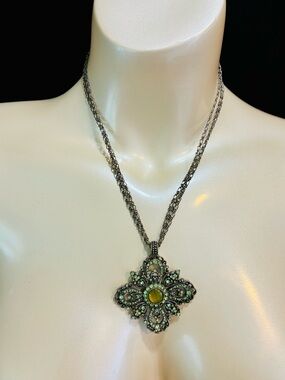 Antique-Style Green Gem Floral Filigree Necklace